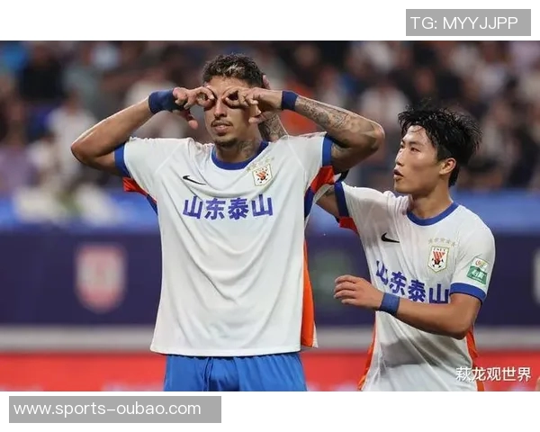 泰山队第72分钟进攻失误谢文能传中直接飞出底线引发球迷失望